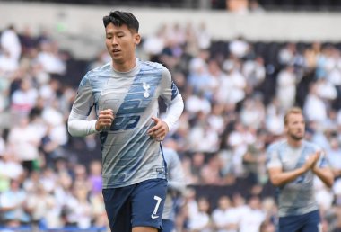 LONDON, ENGLAND - 25 AĞUSTOS 2019: Tottenham 'ın Heung-Min oğlu Tottenham Hotspur FC ile Newcastle United FC arasında oynanan 2019 / 20 Premier Lig maçı öncesinde Tottenham Hotspur Stadyumu' nda çekilmiştir..