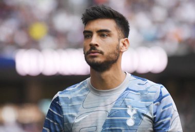 LONDON, ENGLAND - 25 AĞUSTOS 2019: Tottenham 'dan Paulo Gazzaniga Tottenham Hotspur FC ile Newcastle United FC arasında oynanan 2019 / 20 Premier Lig maçı öncesinde Tottenham Hotspur Stadyumu' nda çekilmiştir..