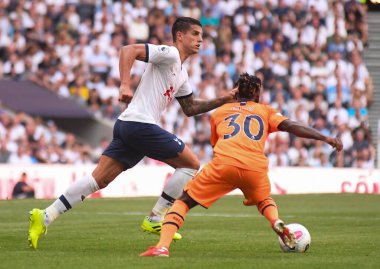 LONDON, ENGLAND - 25 AĞUSTOS 2019: Tottenham 'dan Erik Lamela Tottenham Hotspur FC ile Newcastle United FC arasında oynanan 2019 / 20 Premier League maçı sırasında Tottenham Hotspur Stadyumu' nda çekilmiştir..