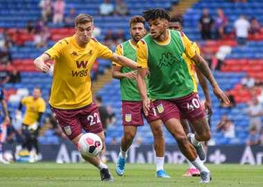 LONDON, ENGLAND - 31 AĞUSTOS 2019: Villa 'dan Bjorn Engles (L) ve Villa' dan Tyrone Mings (R), Selhurst Park 'taki Crystal Palace FC ile Aston Villa FC arasında oynanan 2019 / 20 Premier League maçı öncesinde çekildiler..
