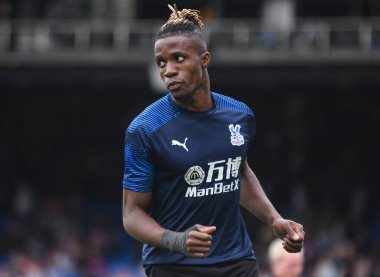 LONDON, ENGLAND - 31 AĞUSTOS 2019: Wilfried Zaha of Palace 2019 / 20 Premier League maçı öncesinde Selhurst Park 'taki Crystal Palace FC ve Aston Villa FC arasında çekilmiştir..