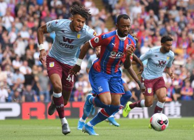 LONDON, ENGLAND - 31 AĞUSTOS 2019: Tyrone Mings of Villa (L) ve Jordan Ayew of Palace (R), Crystal Palace FC ile Aston Villa FC arasında oynanan 2019 / 20 Premier League maçı sırasında Selhurst Park 'ta çekildi..