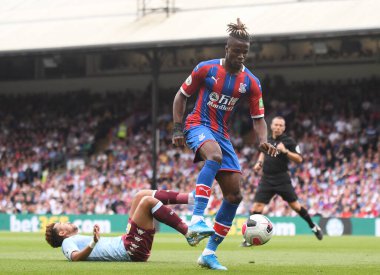 LONDON, ENGLAND - 31 AĞUSTOS 2019: Wilfried Zaha of Palace 2019 / 20 Premier League maçı sırasında Selhurst Park 'taki Crystal Palace FC ve Aston Villa FC arasında çekilmiştir..