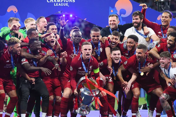 MADRID, İspanya - 1 Haziran 2019: Liverpool 'dan Jordan Henderson, Wanda Metropolitano' daki Tottenham Hotspur (İngiltere) ile Liverpool FC (İngiltere) arasındaki 2018 / 19 UEFA Şampiyonlar Ligi Finali sonrasında düzenlenen ödül töreninde ödülü kaldırdı..