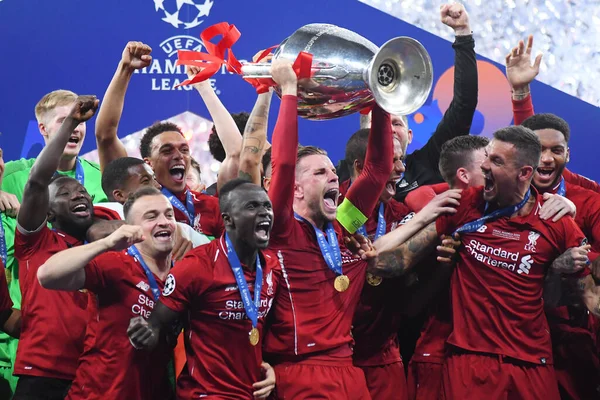 Madrid Spanien Juni 2019 Jordan Henderson Liverpool Lyfter Trofén Prisutdelningen — Stockfoto