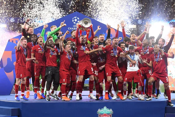 MADRID, İspanya - 1 Haziran 2019: Liverpool oyuncuları, Wanda Metropolitano 'daki Tottenham Hotspur (İngiltere) ile Liverpool FC (İngiltere) arasında düzenlenen 2018 / 19 UEFA Şampiyonlar Ligi Finali sonrasında düzenlenen ödül töreninde resmedildi..