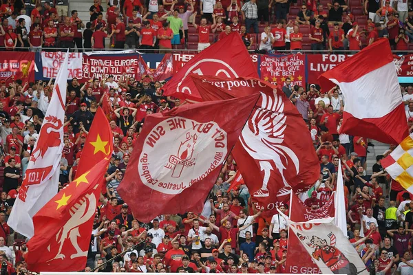 MADRID, SPAIN - 1 Haziran 2019: Liverpool taraftar sektörü, Wanda Metropolitano 'daki Tottenham Hotspur (İngiltere) ile Liverpool FC (İngiltere) arasındaki 2018 / 19 UEFA Şampiyonlar Ligi Finali öncesinde resmedildi.