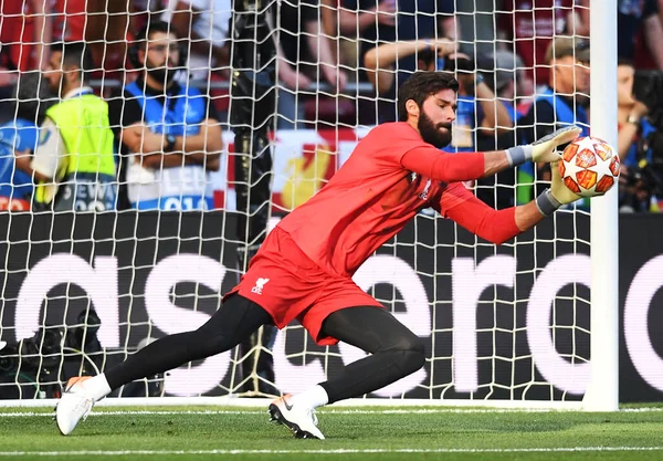 MADRID, İspanya - 1 Haziran 2019: Liverpool 'dan Alisson Becker, Wanda Metropolitano' da Tottenham Hotspur (İngiltere) ile Liverpool FC (İngiltere) arasında oynanan 2018 / 19 UEFA Şampiyonlar Ligi Finali öncesinde çekilmiştir..