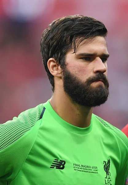 MADRID, İspanya - 1 Haziran 2019: Liverpool 'dan Alisson Becker, Wanda Metropolitano' da Tottenham Hotspur (İngiltere) ile Liverpool FC (İngiltere) arasında oynanan 2018 / 19 UEFA Şampiyonlar Ligi Finali öncesinde çekilmiştir..