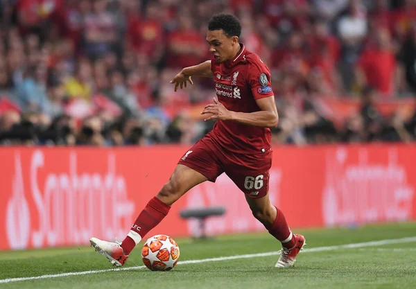 MADRID, İspanya - 1 Haziran 2019: Liverpool 'dan Trent Alexander-Arnold, Wanda Metropolitano' da Tottenham Hotspur (İngiltere) ile Liverpool FC (İngiltere) arasında oynanan 2018 / 19 UEFA Şampiyonlar Ligi Finali sırasında çekilmiştir..