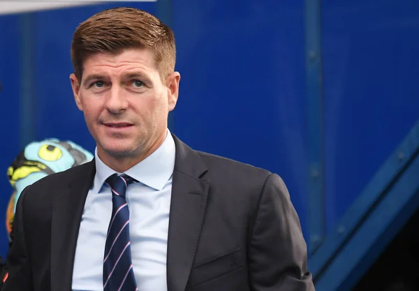 GLASGOW, SCOTLAND - 18 Temmuz 2019: Rangers teknik direktörü Steven Gerrard, Ibrox Park 'taki Rangers FC (İskoçya) ve St Joseph' s FC (Cebelitarık) arasında oynanan 2019 / 20 UEFA Avrupa Ligi Birinci Ön eleme Turu 'nun ikinci ayağı öncesinde çekilmiştir..