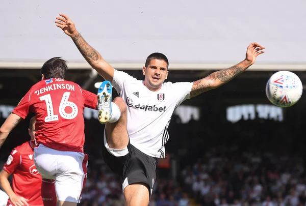 LONDON, ENGLAND - 24 AĞUSTOS 2019: Fulham 'dan Aleksandar Mitroviç, Craven Cottage' da Fulham FC ve Nottingham Forest FC arasında oynanan 2019 / 20 EFL SkyBet Şampiyonası maçında çekildi..