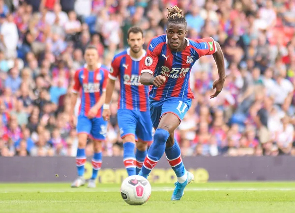 LONDON, ENGLAND - 31 AĞUSTOS 2019: Wilfried Zaha of Palace 2019 / 20 Premier League maçı sırasında Selhurst Park 'taki Crystal Palace FC ve Aston Villa FC arasında çekilmiştir..