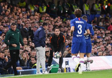 LONDON, ENGLAND - SEPTEMBER 17, 2019: Chelsea teknik direktörü Frank Lampard, Chelsea FC (İngiltere) ve Valencia CF (İspanya) arasında oynanan 2019 / 20 UEFA Şampiyonlar Ligi H Grubu maçı sırasında çekilmiştir..