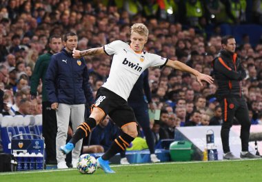 LONDON, ENGLAND - 17 SEPTEMBER 2019: Valencia 'dan Daniel Wass, Stamford Bridge' de Chelsea FC (İngiltere) ve Valencia CF (İspanya) arasında oynanan 2019 / 20 UEFA Şampiyonlar Ligi H Grubu maçı sırasında çekilmiştir..