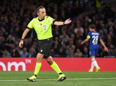 LONDON, ENGLAND - SEPTEMBER 17, 2019: Türk FIFA hakemi Cuneit Çakır, Chelsea FC (İngiltere) ve Valencia CF (İspanya) arasında oynanan 2019 / 20 UEFA Şampiyonlar Ligi H Grubu maçında çekildi..
