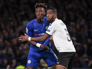 LONDON, ENGLAND - SEPTEMBER 17, 2019: Chelsea 'den Tammy Abraham (L) ve Valencia' dan Geoffrey Edwin Kondogbia (R), Stamford Bridge 'de oynanan 2019 / 20 UEFA Şampiyonlar Ligi H Grubu maçı sırasında çekildi..