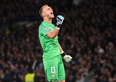 LONDON, ENGLAND - SEPTEMBER 17, 2019: Valencia 'dan Jasper Cillessen, Valencia' dan Rodrigo Moreno Machado 'nun 2019 / 20 UEFA Şampiyonlar Ligi H Grubu maçında attığı golü kutluyor.