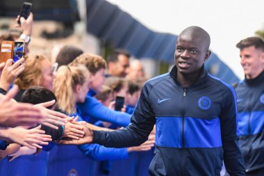 LONDON, ENGLAND - SEPTEMBER 22, 2019: N 'Golo Kante Chelsea FC ile Liverpool FC arasında oynanan 2019 / 20 Premier Lig maçı için Stamford Bridge' de stadyuma geldi..