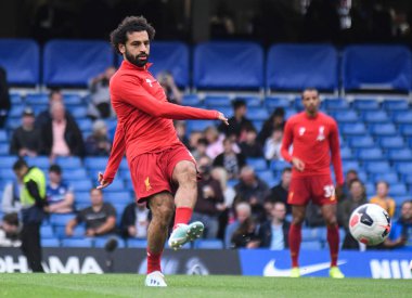 LONDON, ENGLAND - SEPTEMBER 22, 2019: Liverpool 'lu Mohamed Salah, Stamford Bridge' deki Chelsea FC ve Liverpool FC arasında oynanan 2019 / 20 Premier Lig maçı öncesinde çekilmiştir..