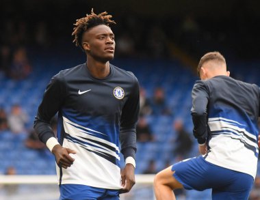 LONDON, ENGLAND - SEPTEMBER 22, 2019: Chelsea 'den Tammy Abraham, Stamford Bridge' de Chelsea FC ile Liverpool FC arasında oynanan 2019 / 20 Premier League maçı öncesinde resmedildi..