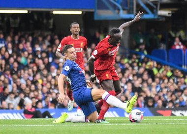 LONDON, ENGLAND - SEPTEMBER 22, 2019: Chelsea (L) 'den Cesar Azpilicueta ve Liverpool' dan Sadio Mane (R), Stamford Bridge 'de Chelsea FC ile Liverpool FC arasında oynanan 2019 / 20 Premier League maçı sırasında çekildi..