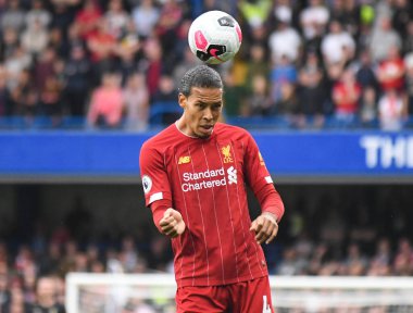 LONDON, ENGLAND - SEPTEMBER 22, 2019: Liverpool 'dan Virgil van Dijk, Stamford Bridge' de Chelsea FC ve Liverpool FC arasında oynanan 2019 / 20 Premier Lig maçı sırasında çekilmiştir..