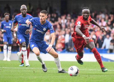 LONDON, ENGLAND - SEPTEMBER 22, 2019: Chelsea 'den Jorge Luiz Frello Filho (Jorginho) ve Liverpool' dan Sadio Mane (R), Stamford Bridge FC 'de Chelsea FC ile Liverpool FC arasında oynanan 2019 / 20 Premier League maçı sırasında çekildi..