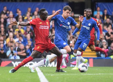LONDON, ENGLAND - SEPTEMBER 22, 2019: Liverpool Sadio Mane (L) ve Chelsea (R) takımlarından Andreas Christensen, Stamford Bridge 'de Chelsea FC ile Liverpool FC arasında oynanan 2019 / 20 Premier League maçı sırasında çekilmiştir..