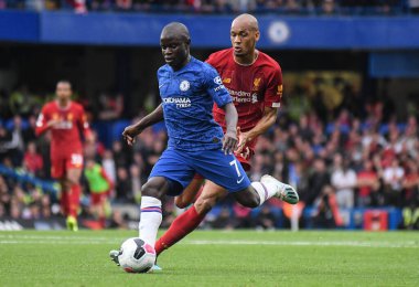 LONDON, ENGLAND - SEPTEMBER 22, 2019: N 'Golo Kante Chelsea (önde) ve Fabio Henrique Tavares (arkada) Chelsea FC ile Liverpool FC arasında oynanan 2019 / 20 Premier Lig maçı sırasında çekilmiştir..