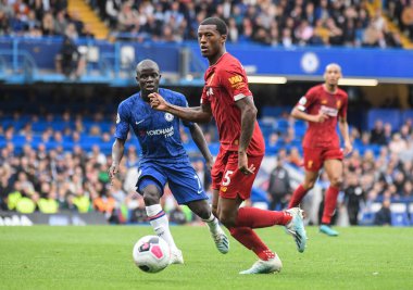 LONDON, ENGLAND - SEPTEMBER 22, 2019: Liverpool 'lu Georginio Wijnaldum, Stamford Bridge' deki Chelsea FC ile Liverpool FC arasında oynanan 2019 / 20 Premier Lig maçı sırasında çekilmiştir..
