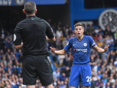 LONDON, ENGLAND - SEPTEMBER 22, 2019: Chelsea 'li Cesar Azpilicueta, Chelsea FC ve Liverpool FC arasında Stamford Bridge' de oynanan 2019 / 20 Premier Lig maçı sırasında çekilmiştir..