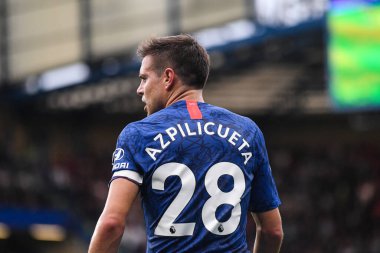 LONDON, ENGLAND - SEPTEMBER 22, 2019: Chelsea 'li Cesar Azpilicueta, Chelsea FC ve Liverpool FC arasında Stamford Bridge' de oynanan 2019 / 20 Premier Lig maçı sırasında çekilmiştir..