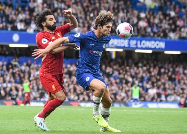 LONDON, ENGLAND - SEPTEMBER 22, 2019: Liverpool 'lu Mohamed Salah (L) ve Chelsea' li Marcos Alonso Stamford Bridge 'deki Chelsea FC ile Liverpool FC arasında oynanan 2019 / 20 Premier League maçı sırasında çekilmiştir..