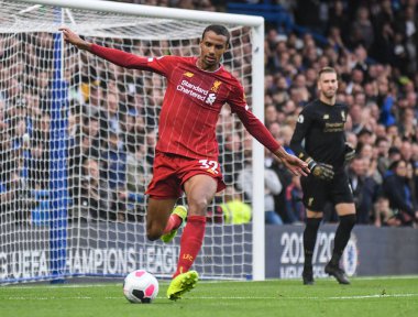 LONDON, ENGLAND - SEPTEMBER 22, 2019: Joel Matip Liverpool 'da Chelsea FC ile Liverpool FC arasında oynanan 2019 / 20 Premier Lig maçı sırasında çekilmiştir..