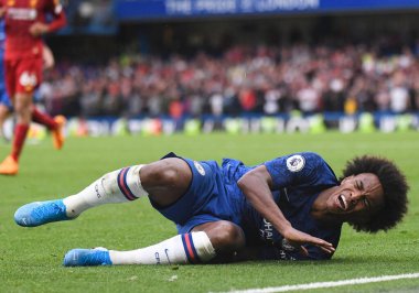 LONDON, ENGLAND - SEPTEMBER 22, 2019: Chelsea 'li Willian Borges da Silva, Chelsea FC ile Stamford Bridge' deki Liverpool FC arasında oynanan 2019 / 20 Premier Lig maçı sırasında çekilmiştir..