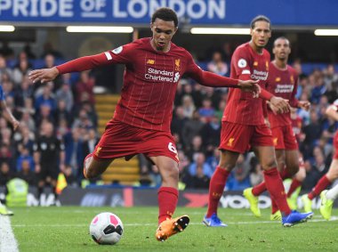 LONDON, ENGLAND - SEPTEMBER 22, 2019: Liverpool 'dan Trent Alexander-Arnold, Stamford Bridge' de Chelsea FC ve Liverpool FC arasında oynanan 2019 / 20 Premier Lig maçı sırasında çekilmiştir..