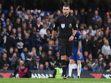 LONDON, ENGLAND - SEPTEMBER 22, 2019: İngiliz hakem Michael Oliver, Stamford Bridge 'de Chelsea FC ve Liverpool FC arasında oynanan 2019 / 20 Premier League maçı sırasında fotoğraf çekti..