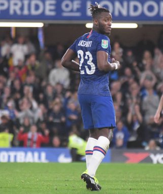 LONDON, ENGLAND - SEPTEMBER 25, 2019: Michy Batshuayi-Atunga Chelsea FC ile Grimsby Town FC arasında oynanan 2019 / 20 EFL Kupası 3. turunda gol attıktan sonra kutluyor..