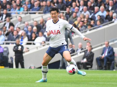LONDON, ENGLAND - SEPTEMBER 28, 2019: Tottenham 'ın Heung-Min oğlu Tottenham Hotspur FC ile Southamtpon FC arasında oynanan 2019 / 20 Premier Lig maçı sırasında Tottenham Hotspur Stadyumu' nda çekilmiştir..