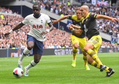 LONDON, ENGLAND - SEPTEMBER 28, 2019: Tottenham 'dan Moussa Sissokko ve Southampton' dan Oriol Romeu Vidal Tottenham Hotspur FC ile Southamtpon FC arasında oynanan 2019 / 20 Premier League maçı sırasında çekilmiştir..