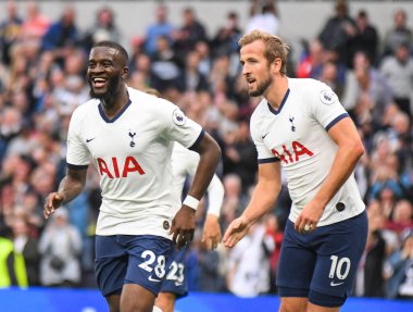 LONDON, ENGLAND - SEPTEMBER 28, 2019: Tottenham (L) 'den Tanguy Ndombele Tottenham (R) takımından Harry Kane ile Tottenham Hotspur FC ile Southamtpon FC arasında oynanan 2019 / 20 Premier Lig maçında gol attıktan sonra kutluyor.