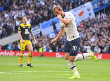 LONDON, ENGLAND - SEPTEMBER 28, 2019: Tottenham 'dan Harry Kane Tottenham Hotspur Stadyumu' ndaki Tottenham Hotspur FC ile Southamtpon FC arasında oynanan 2019 / 20 Premier League maçında kazandığı golü kutluyor..