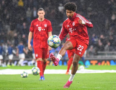 LONDON, ENGLAND - 1 Ekim 2019: Bayern 'den Serge Gnabry, Tottenham Hotspur FC (İngiltere) ve Bayern Munchen (Almanya) arasında oynanan 2019 / 20 UEFA Şampiyonlar Ligi B Grubu karşılaşması öncesinde Tottenham Hotspur Stadyumu' nda çekilmiştir..