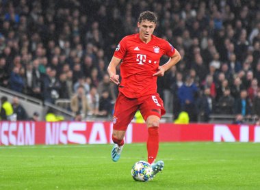 LONDON, ENGLAND - OCTOBER 1, 2019: Bayern 'den Benjamin Pavard, Tottenham Hotspur FC (İngiltere) ile Bayern Munchen (Almanya) arasında oynanan 2019 / 20 UEFA Şampiyonlar Ligi B Grubu maçı sırasında Tottenham Hotspur Stadyumu' nda çekildi..