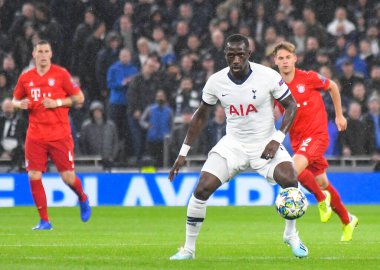 LONDON, ENGLAND - 1 Ekim 2019: Tottenham 'dan Moussa Sissokko Tottenham Hotspur FC (İngiltere) ve Bayern Munchen (Almanya) arasında oynanan 2019 / 20 UEFA Şampiyonlar Ligi B Grubu maçı sırasında Tottenham Hotspur Stadyumu' nda çekilmiştir..
