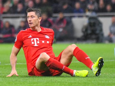 LONDON, ENGLAND - OCTOBER 1, 2019: Bayern 'den Robert Lewandowski Tottenham Hotspur FC (İngiltere) ve Bayern Munchen (Almanya) arasında oynanan 2019 / 20 UEFA Şampiyonlar Ligi B Grubu maçı sırasında Tottenham Hotspur Stadyumu' nda çekildi..