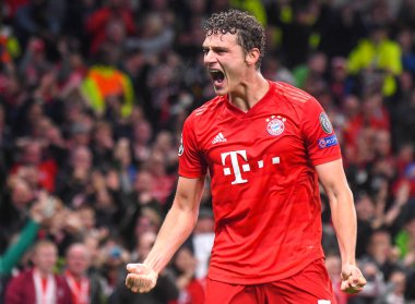 LONDON, ENGLAND - 1 Ekim 2019: Bayern 'li Benjamin Pavard, Robert Lewandowski' nin (resimde olmayan) Tottenham Hotspur (İngiltere) ve Bayern Hotspur arasında oynanan 2019 / 20 UEFA Şampiyonlar Ligi B Grubu maçında attığı ilk golü kutluyor.