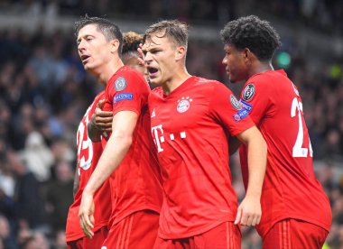 LONDON, ENGLAND - 1 Ekim 2019: Bayern takımından Robert Lewandowski, Tottenham Hotspur FC (İngiltere) ve Bayern Munchen (Almanya) arasında oynanan 2019 / 20 UEFA Şampiyonlar Ligi B Grubu maçında attığı ilk golün ardından takım arkadaşlarıyla kutlama yapıyor.