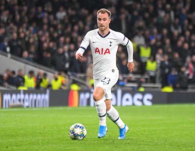 LONDON, ENGLAND - OCTOBER 1, 2019: Tottenham 'dan Christian Eriksen, Tottenham Hotspur Stadyumu' nda Tottenham Hotspur (İngiltere) ve Bayern Munchen (Almanya) arasında oynanan 2019 / 20 UEFA Şampiyonlar Ligi B Grubu maçı sırasında çekilmiştir..